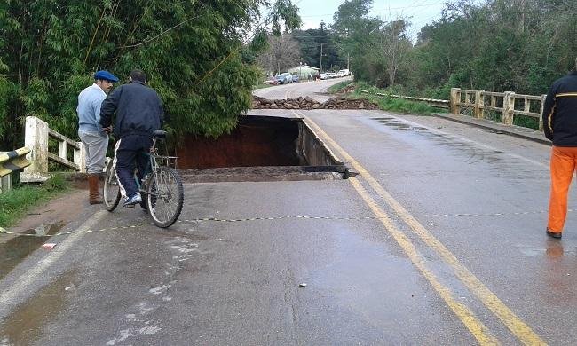 Em Cachoeira do Sul, parte de ponte desabou na ERS 809