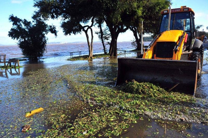 Lixo acumulou devido &agrave;s chuvas em Porto Alegre