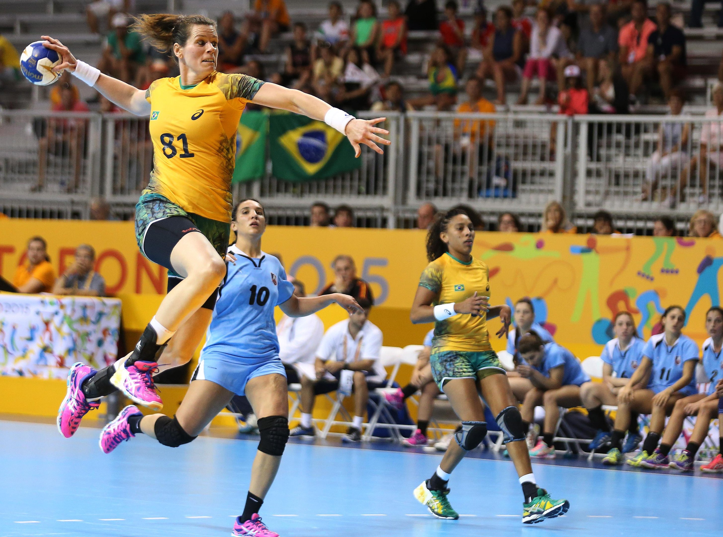 Brasil vence Uruguai com facilidade e est&aacute; na decis&atilde;o feminina do handebol 