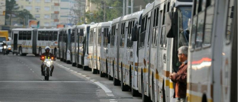 &Ocirc;nibus andaram em fila na avenida Prot&aacute;sio Alves