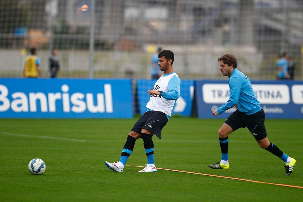 Thyere dever&aacute; substituir Pedro Geromel contra o Sport