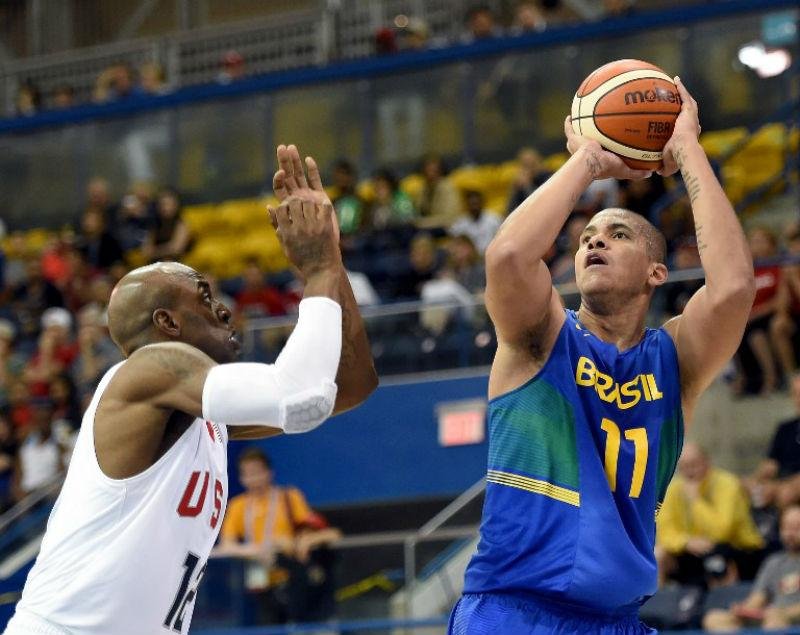 Brasil bate EUA e segue invicto no basquete masculino