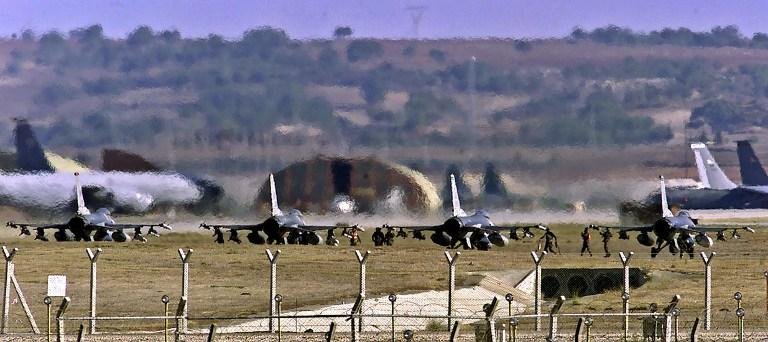 Turquia declara guerra ao EI com primeiro bombardeio a&eacute;reo na S&iacute;ria