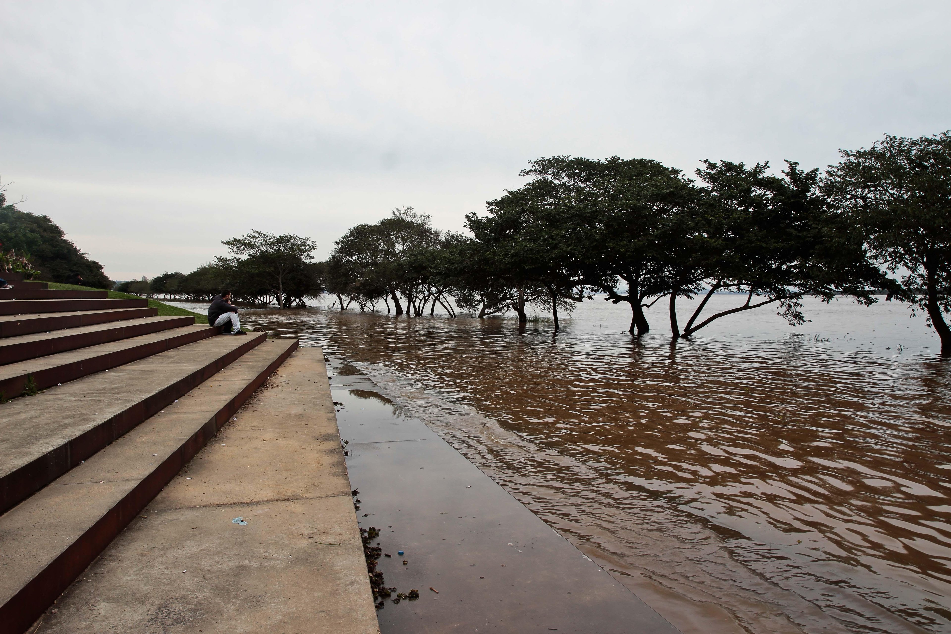 N&iacute;vel do Gua&iacute;ba segue alto, mas j&aacute; registra baixa