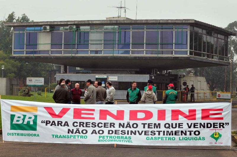 Servidores da Refap fazem greve em defesa da Petrobras 