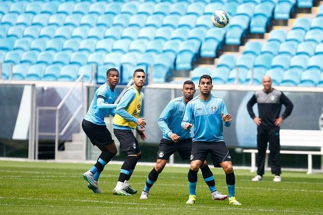 Gr&ecirc;mio aprimora finaliza&ccedil;&otilde;es e bola parada em treino 