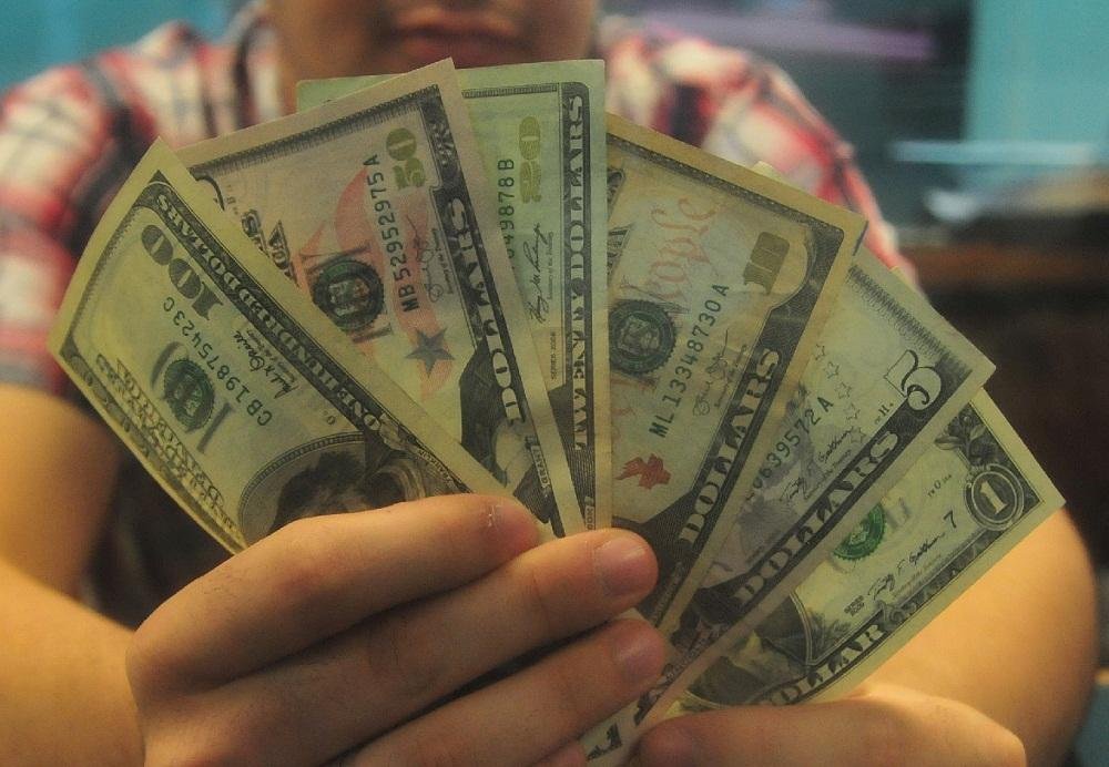 D&oacute;lar volta a subir e fecha na maior cota&ccedil;&atilde;o em 12 anos