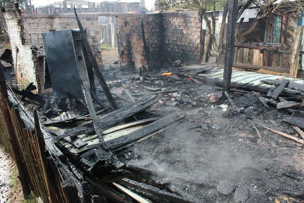 Casa foi totalmente destru&iacute;da em consequ&ecirc;ncia de um inc&ecirc;ndio