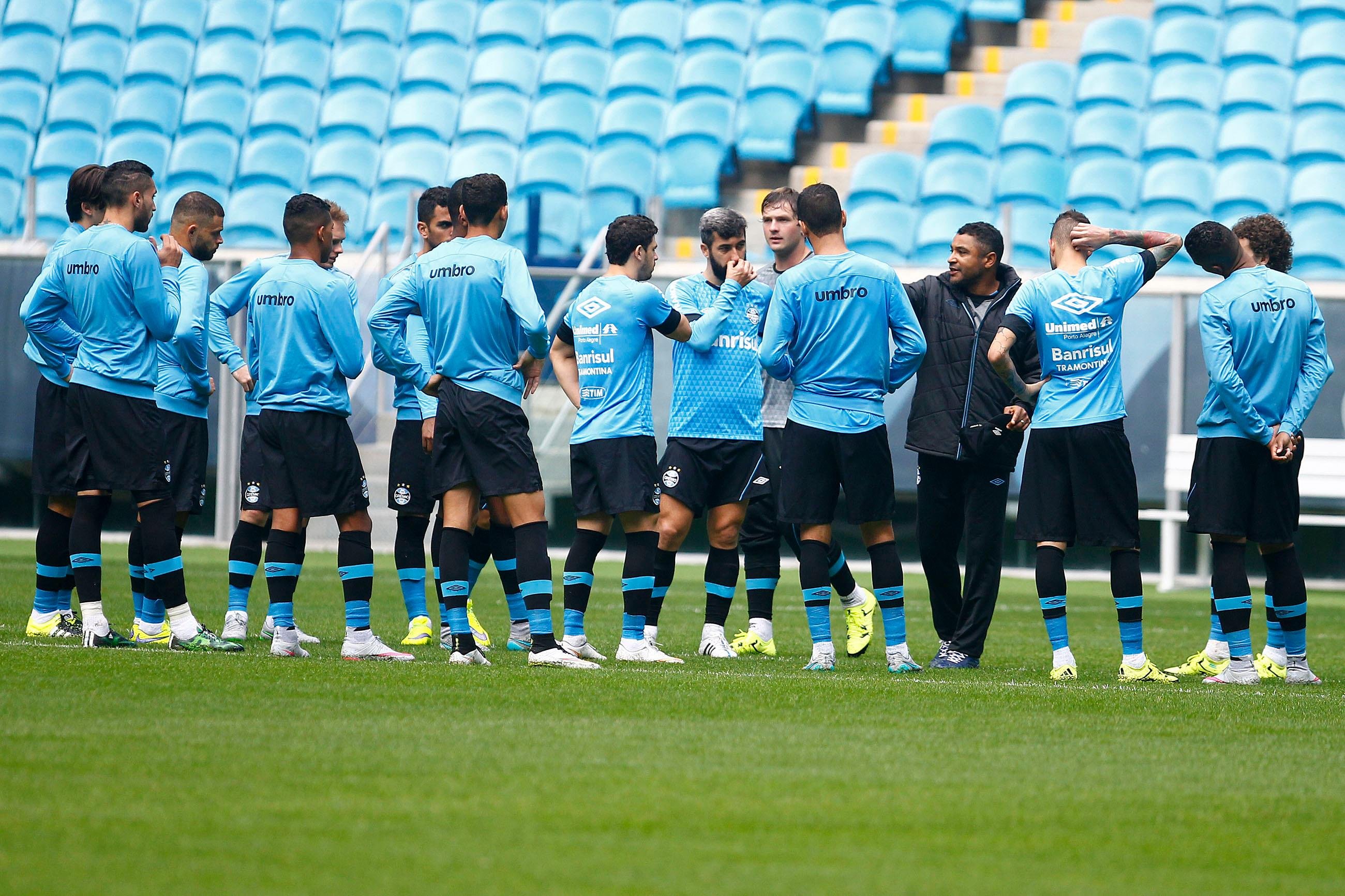 Gr&ecirc;mio encara Sport para voltar ao G-4