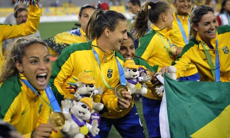 Meninas controlaram bem a partida e anotaram 4 a 0 para celebrar o tricampeonato da competi&ccedil;&atilde;o