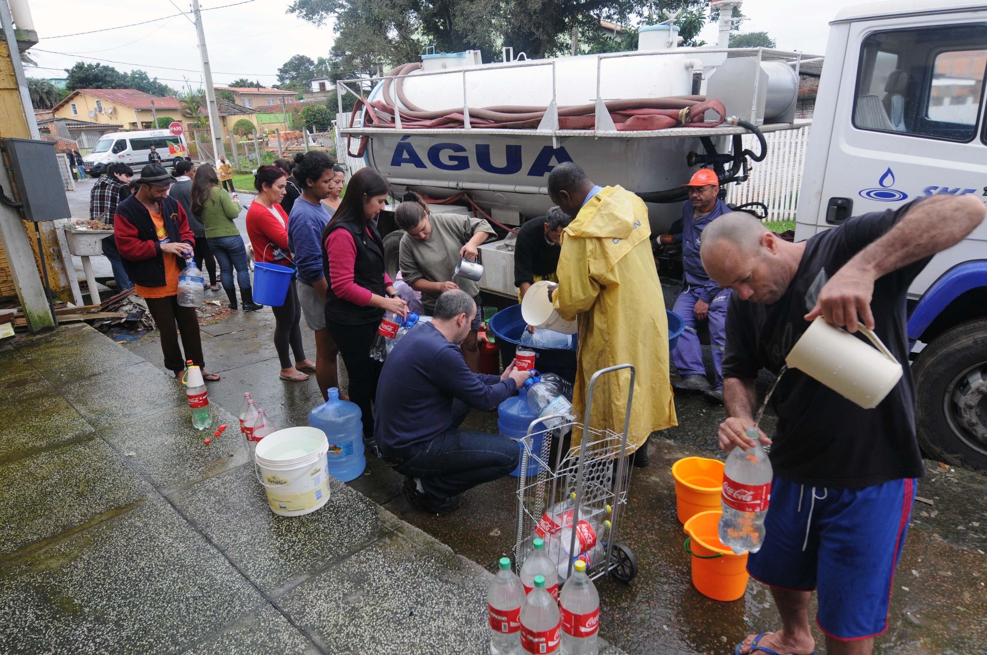 Popula&ccedil;&atilde;o sem acesso&agrave; &aacute;gua est&aacute; sendo atendida com caminh&otilde;es-pipa