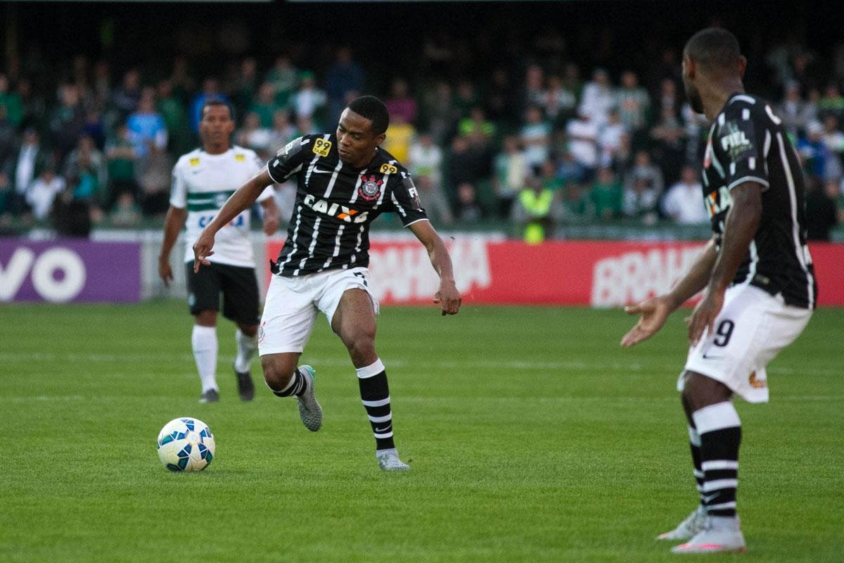 Corinthians leva gol no fim e empata com o Coritiba