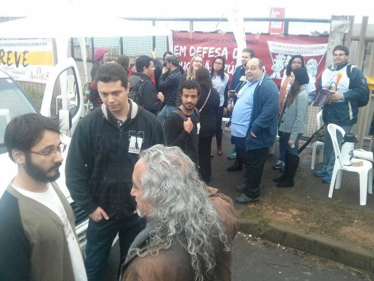 Servidores do IFRS realizam ato contra cortes na educa&ccedil;&atilde;o 