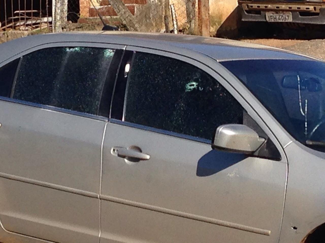 Homem &eacute; morto a tiros em p&aacute;tio de casa em Porto Alegre 