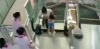 Duas funcionárias do shopping correm para ajudar a mulher, mas não conseguem impedir acidente