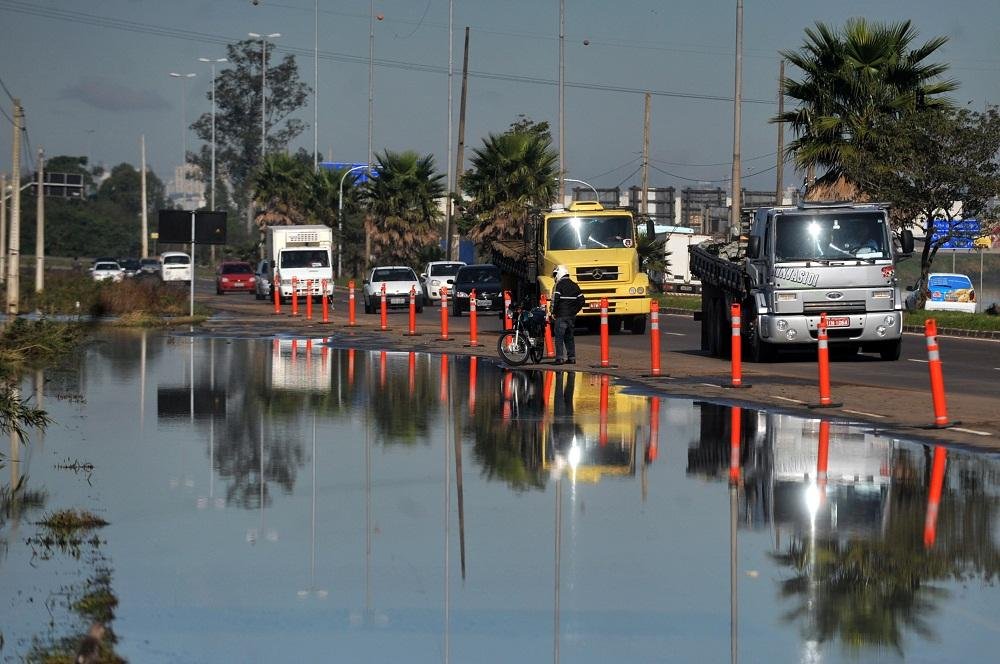Entrada no sentido Litoral Norte segue bloqueada por ac&uacute;mulo de &aacute;gua