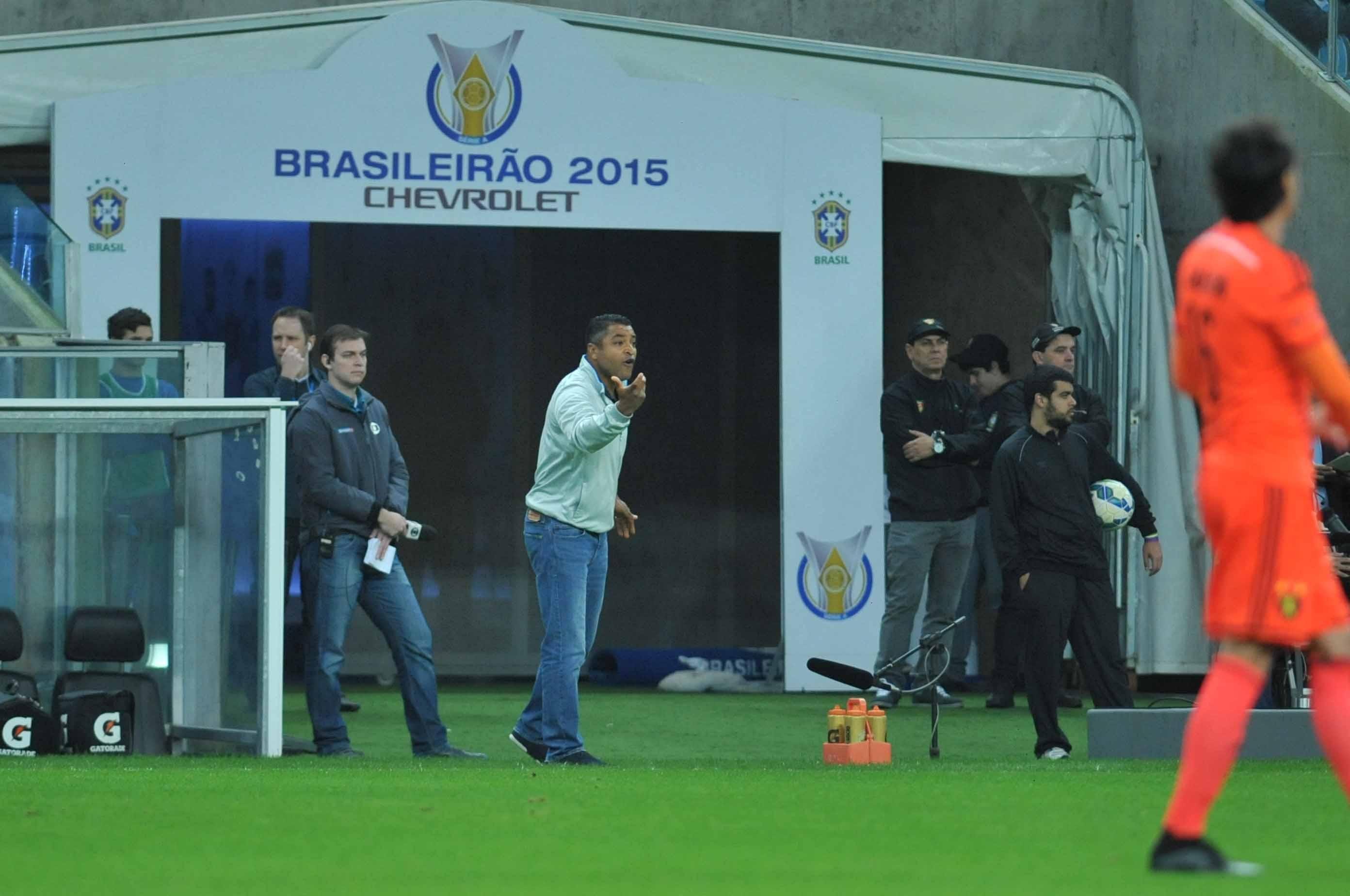 &Aacute;rbitro escreveu em s&uacute;mula que t&eacute;cnico "falou palavras n&atilde;o identificadas" e se recusou a deixar o campo