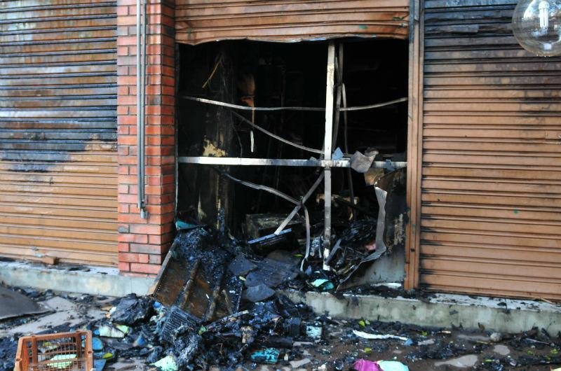 Inc&ecirc;ndio atinge loja de materiais el&eacute;tricos em Porto Alegre 