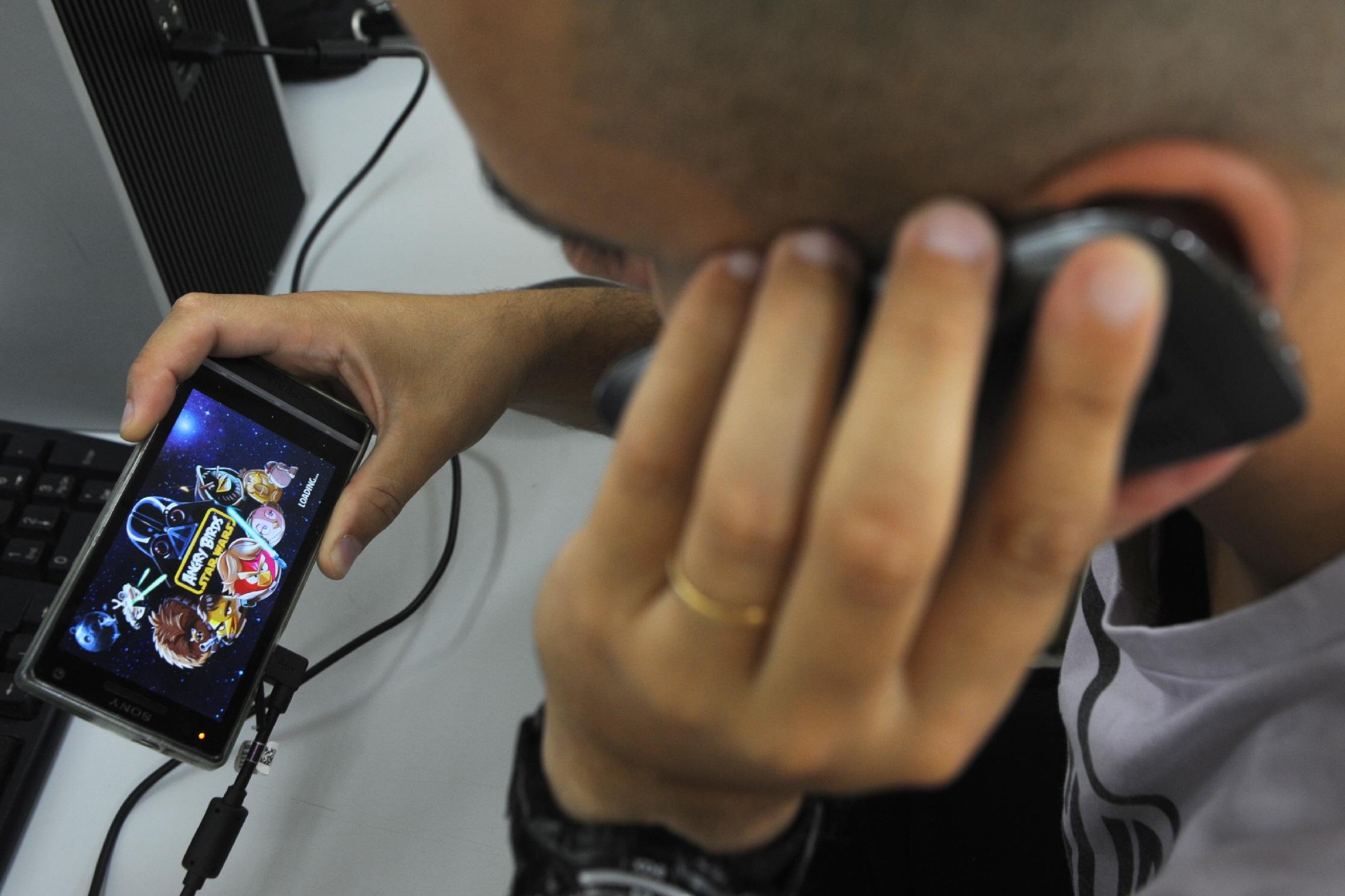 Cerca de 7 mil pessoas em diversos pa&iacute;ses, incluindo Brasil, revelaram h&aacute;bitos com o telefone