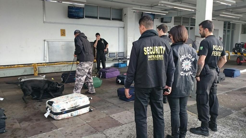 Opera&ccedil;&atilde;o Aeroporto Seguro revista passageiros no Salgado Filho 