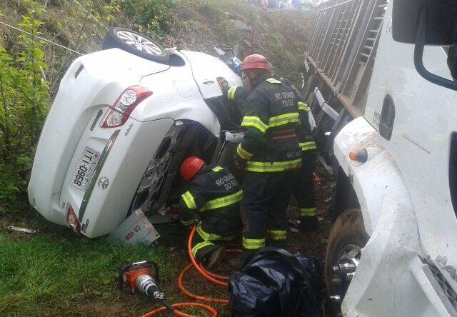 Ve&iacute;culos foram projetados para fora da pista e v&iacute;timas ficaram presas nas ferragens