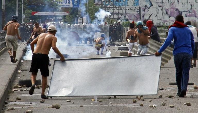 Ponte Sim&oacute;n Bol&iacute;var foi alvo de fortes protestos ap&oacute;s comerciante ser barrado com contrabando