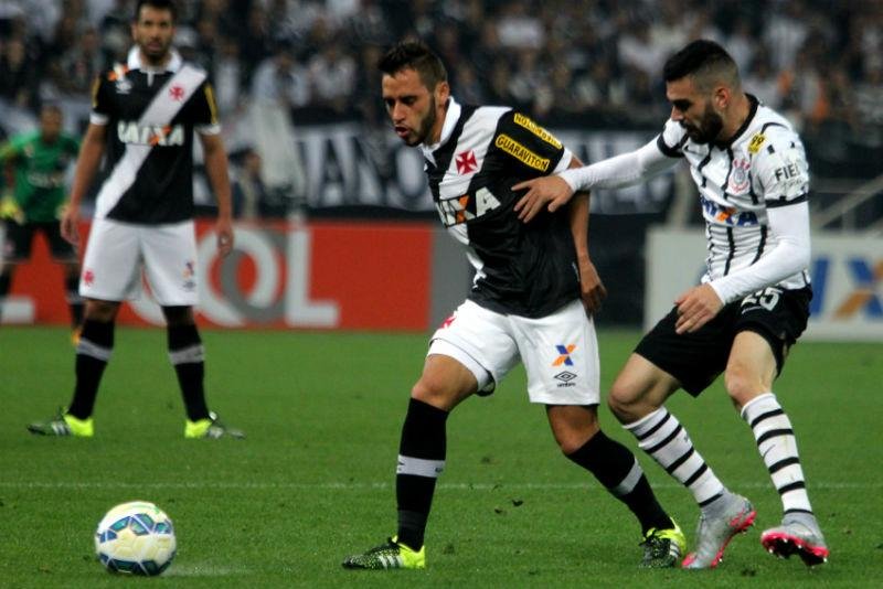 O Corinthians tinha mais posse de bola, mas faltava profundidade &agrave;s jogadas