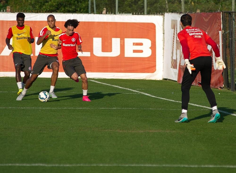 Vald&iacute;via treinou entre os titulares nesta tarde de quinta-feira