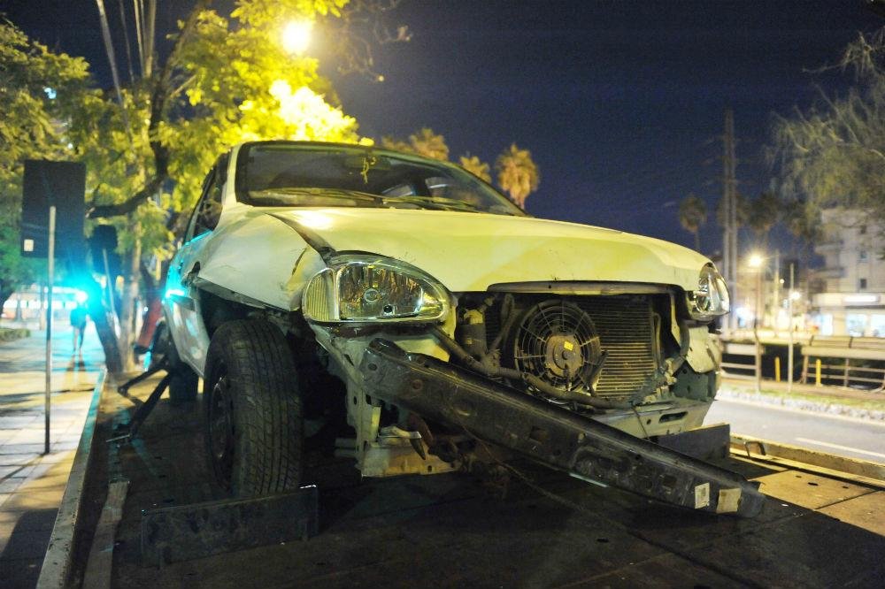 Motorista n&atilde;o conseguiu manter o carro na pista e acabou batendo em uma funilaria