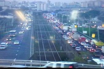 Carro colide contra mureta e bloqueia faixa da avenida da Legalidade 