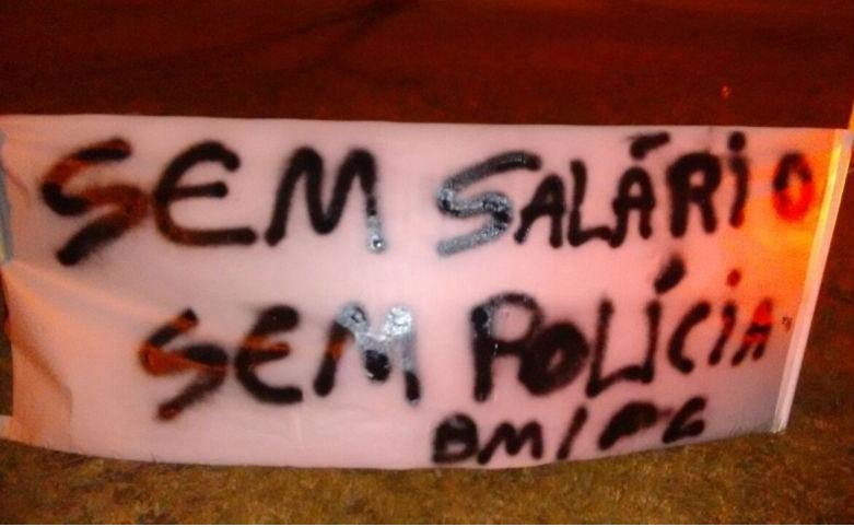 Protesto contra parcelamento tem queima de pneus em Passo Fundo 