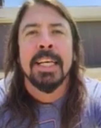 Dave Grohl respondeu em v&iacute;deo aos f&atilde;s que tocaram Learn to fly