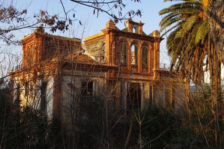 A casa em ru&iacute;nas e est&aacute; em um terreno de 3.600 metros quadrados