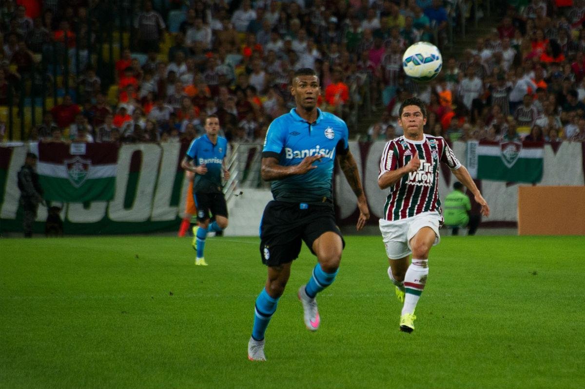Auxiliar do Gr&ecirc;mio v&ecirc; erros dentro do normal, mas lamenta gol perdido no fim
