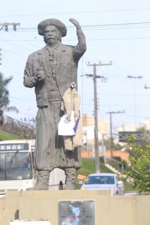 Boneco &eacute; colocado em est&aacute;tua de Paix&atilde;o C&ocirc;rtes