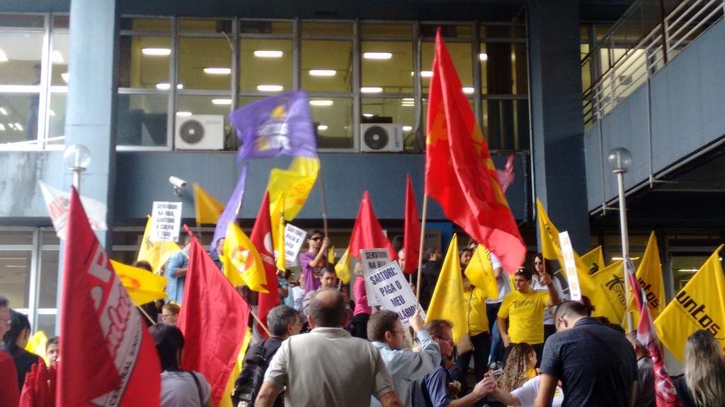 Servidores protestam no Centro Administrativo de Porto Alegre