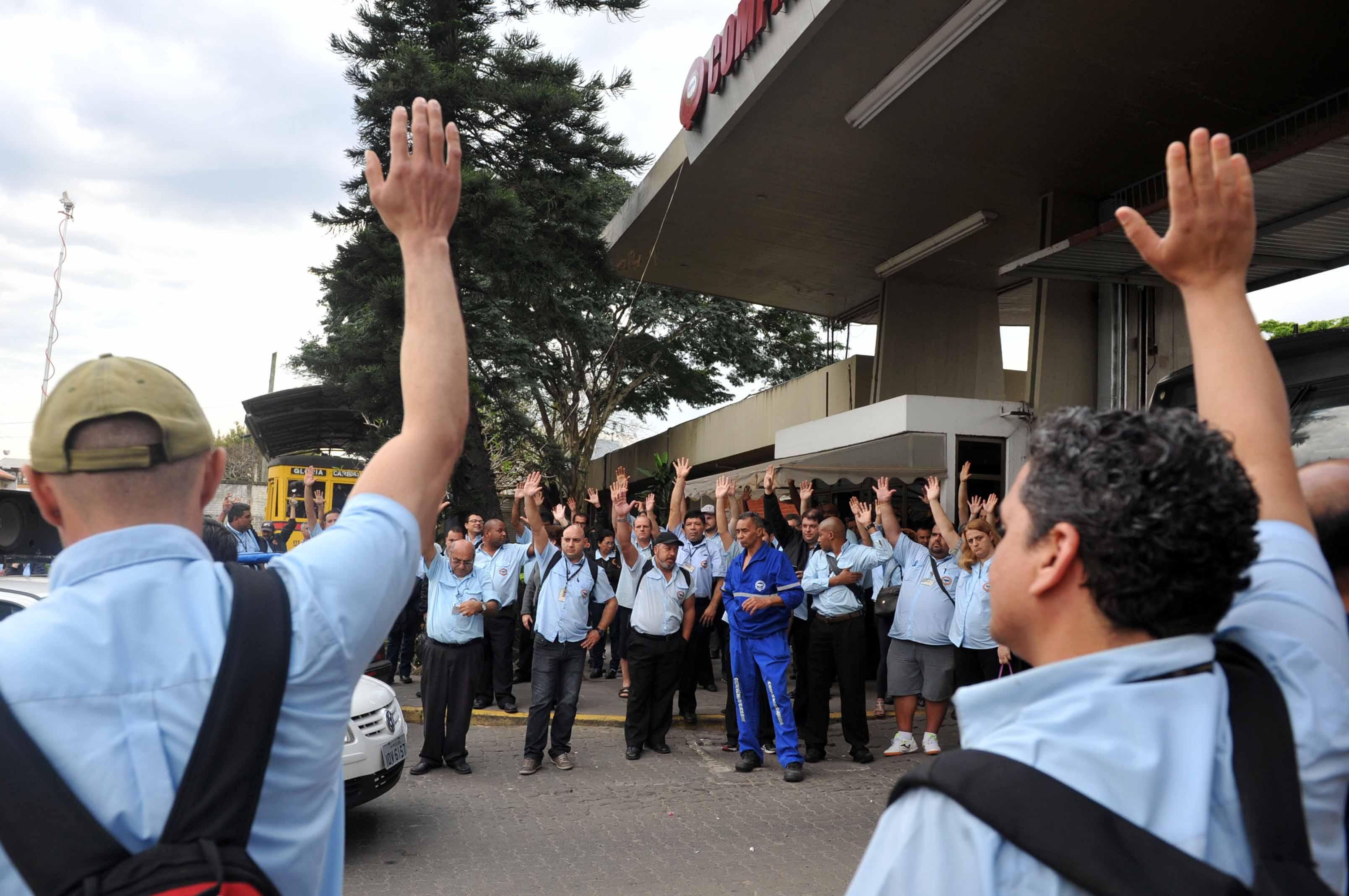 Servidores decidiram por unanimidade por manter a paralisa&ccedil;&atilde;o