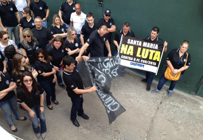 Policiais civis protestaram em frente &agrave; Delegacia de Pronto Atendimento