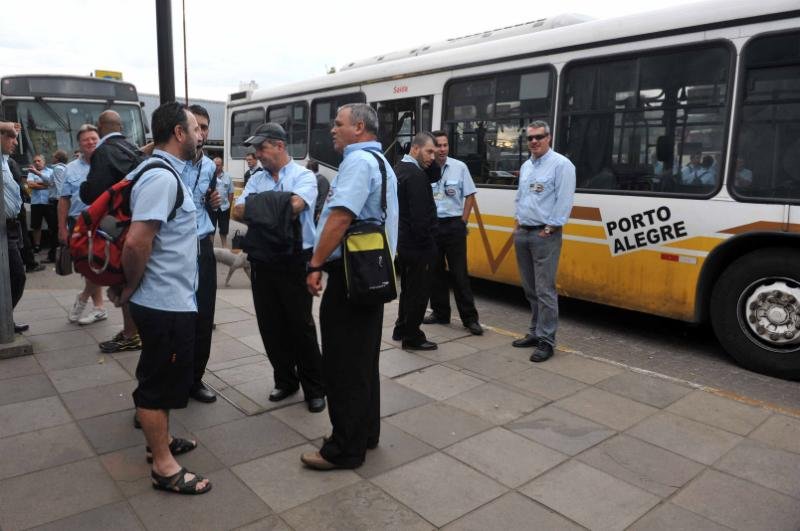 Ve&iacute;culos devem voltar a circular durante a tarde