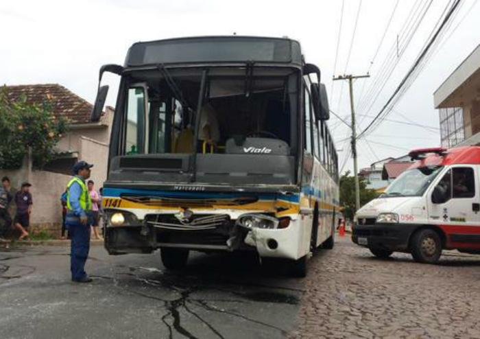coletivo trafegava pela rua Padre Jo&atilde;o Batista Reus e bateu na lateral do ve&iacute;culo de carga 