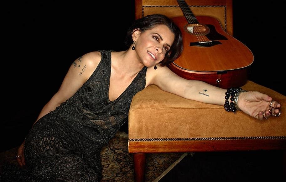Em "No Osso", Marina tenta reproduzir no palco um ambiente t&atilde;o intimista quanto o seu quarto
