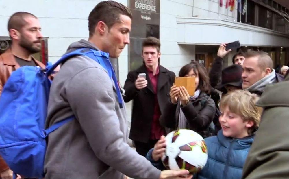 Cristiano Ronaldo jogou futebol com pedestres em Madri