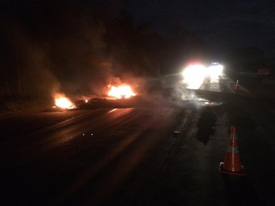 Pneus voltam a ser queimados em rodovias ga&uacute;chas