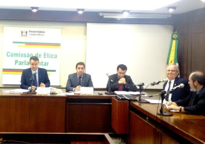 Basegio &eacute; acusado de recolher parte do sal&aacute;rio de funcion&aacute;rios do gabinete