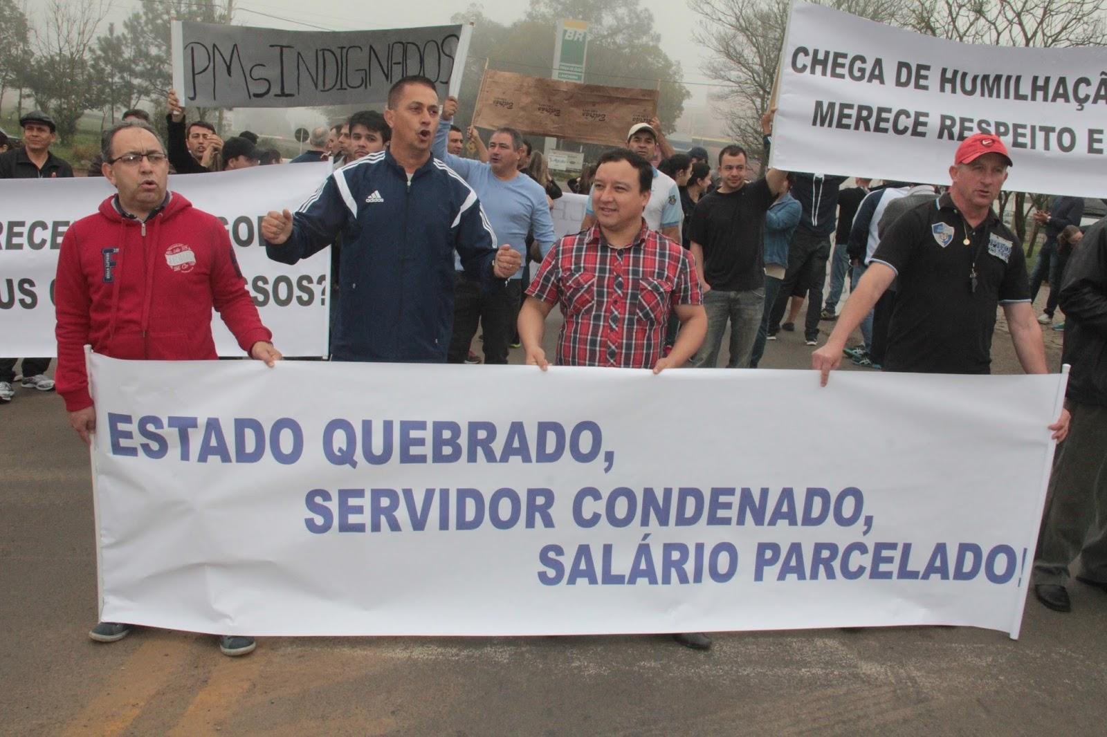 Cerca de cem pessoas chegaram a bloquear o tr&acirc;nsito na BR 287, em frente ao 5&ordm; Regimento de Pol&iacute;cia Montada