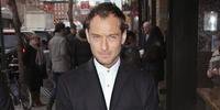 O ator britânico Jude Law está no elenco e interpretará o papa da série