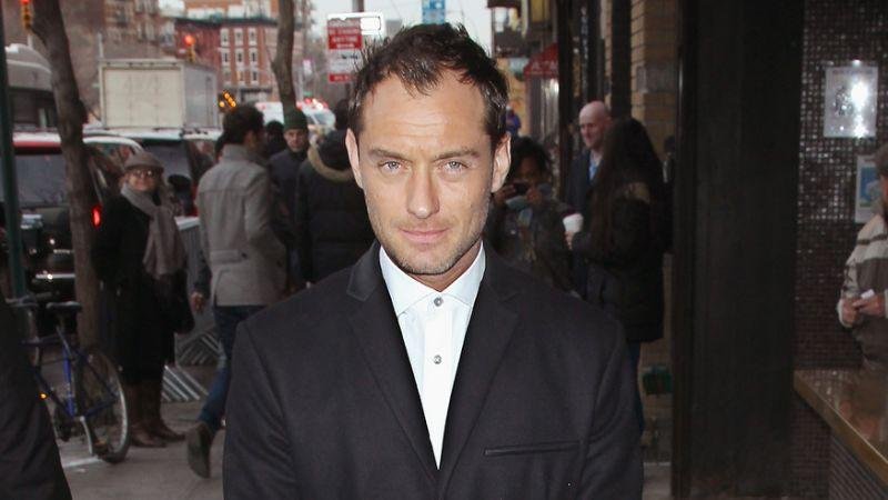 O ator brit&acirc;nico Jude Law est&aacute; no elenco e interpretar&aacute; o papa da s&eacute;rie
