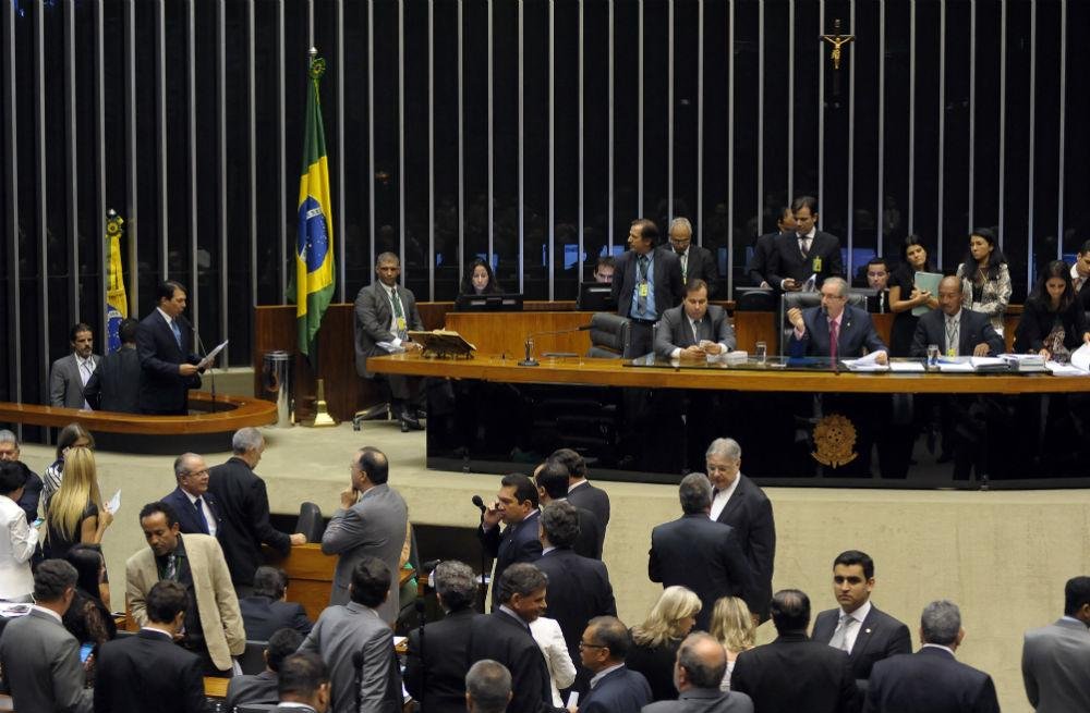 Proposta, que objetiva coibir a&ccedil;&otilde;es de lavagem de dinheiro e o financiamento, segue para o Senado