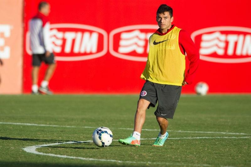 Escala&ccedil;&atilde;o de Ar&aacute;nguiz no Gre-Nal depende de Aguirre