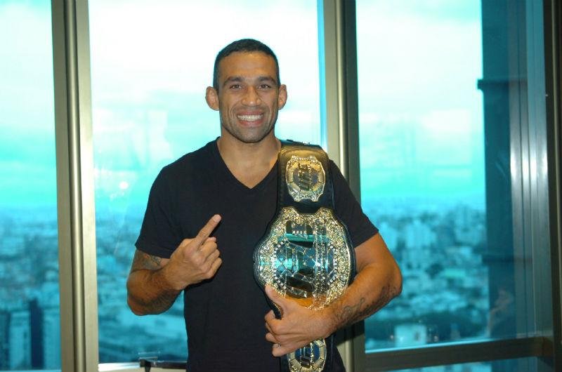 Campe&atilde;o do UFC afirmou que procura aproveitar cada passagem por Porto Alegre 